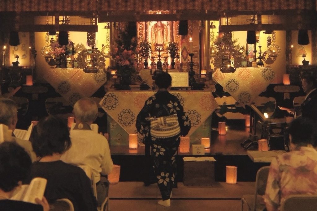 浴衣姿で正善寺のお盆法要にお参りするご門徒
